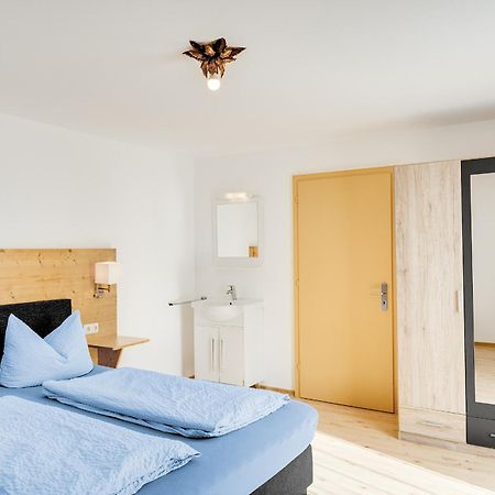 Gaestehaus U Ferienwohnungen Veronika Incl Fruehstuecksbuffet Und Koenigscard Mit 200 Kostenlosen Attraktionen Унтерамергау Екстериор снимка