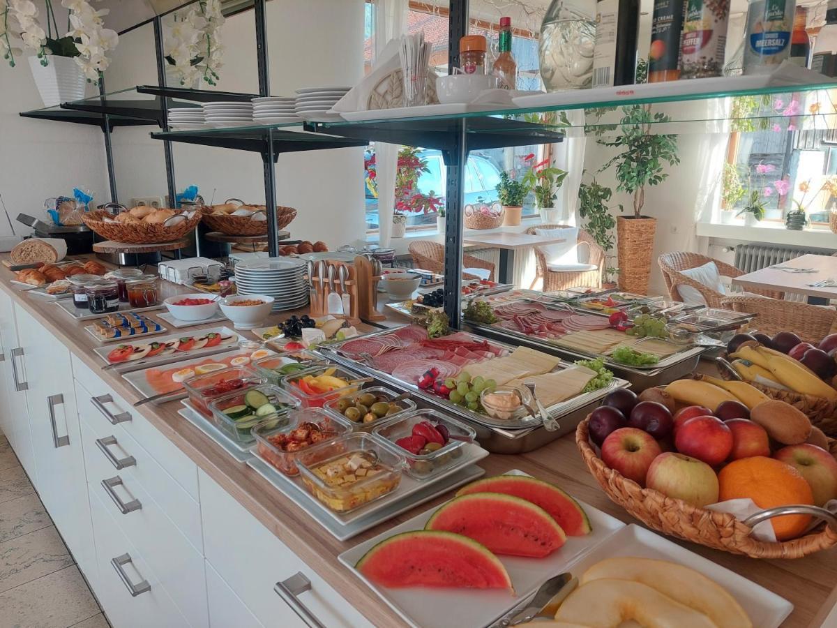 Gaestehaus U Ferienwohnungen Veronika Incl Fruehstuecksbuffet Und Koenigscard Mit 200 Kostenlosen Attraktionen Унтерамергау Екстериор снимка