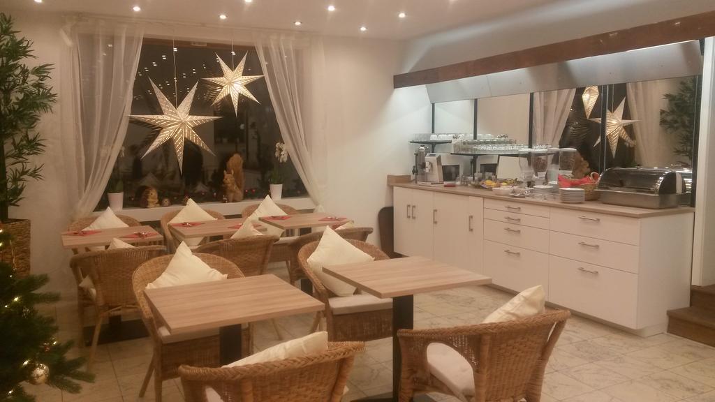 Gaestehaus U Ferienwohnungen Veronika Incl Fruehstuecksbuffet Und Koenigscard Mit 200 Kostenlosen Attraktionen Унтерамергау Екстериор снимка