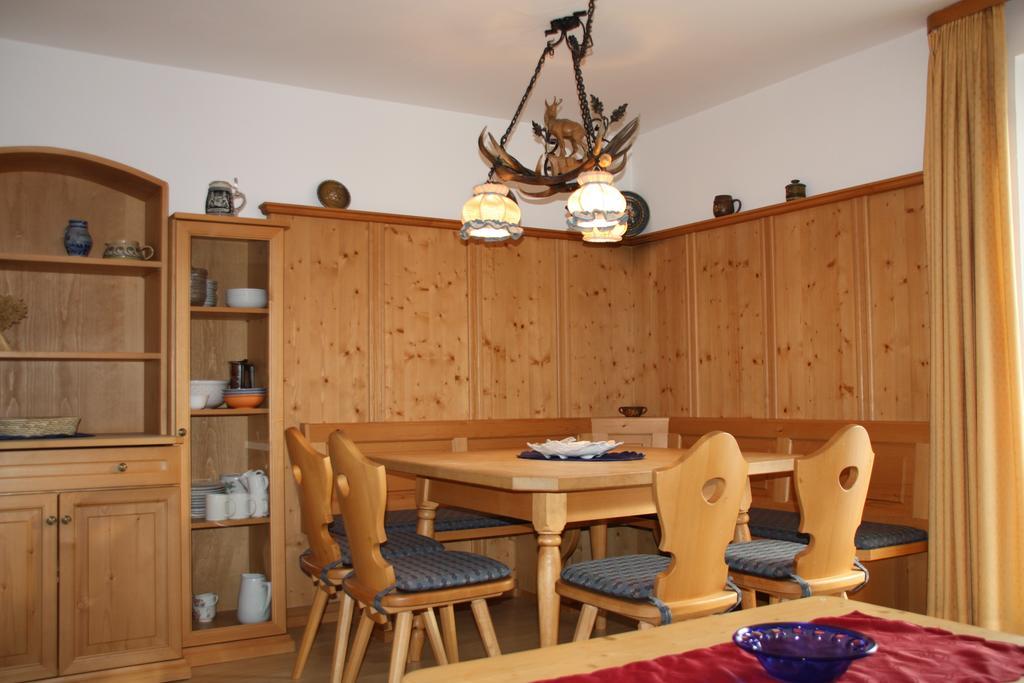 Gaestehaus U Ferienwohnungen Veronika Incl Fruehstuecksbuffet Und Koenigscard Mit 200 Kostenlosen Attraktionen Унтерамергау Стая снимка