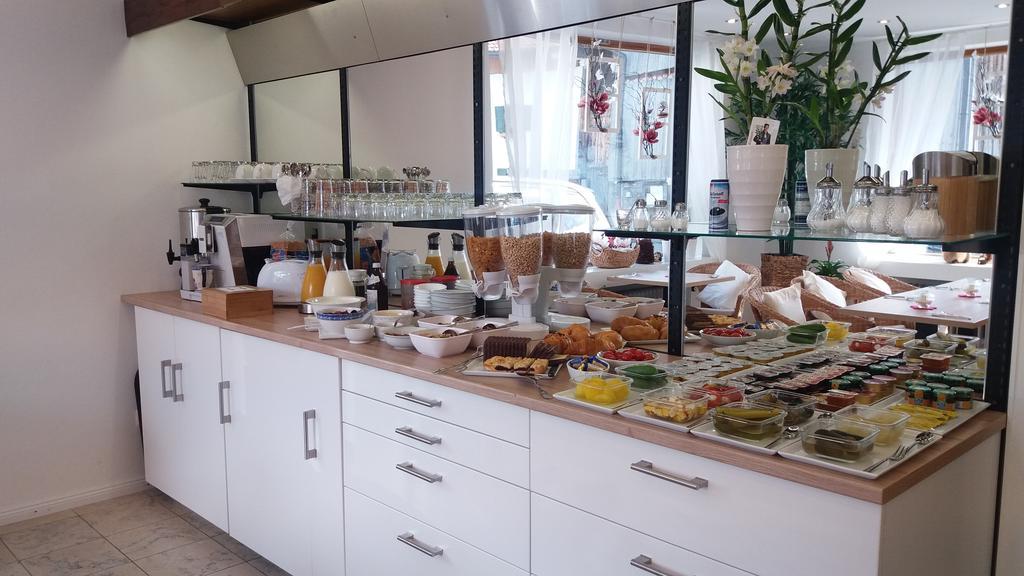 Gaestehaus U Ferienwohnungen Veronika Incl Fruehstuecksbuffet Und Koenigscard Mit 200 Kostenlosen Attraktionen Унтерамергау Екстериор снимка