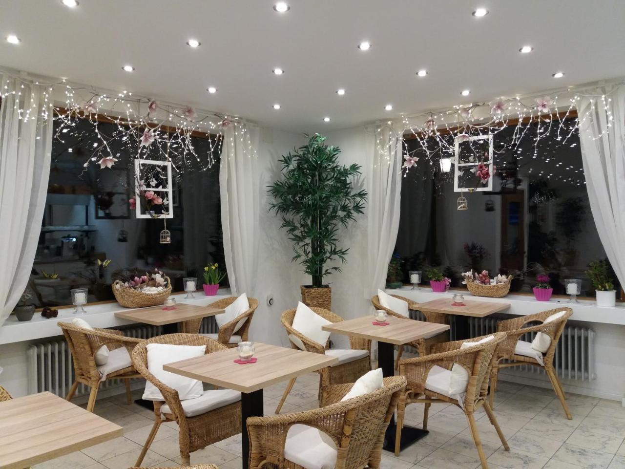 Gaestehaus U Ferienwohnungen Veronika Incl Fruehstuecksbuffet Und Koenigscard Mit 200 Kostenlosen Attraktionen Унтерамергау Екстериор снимка